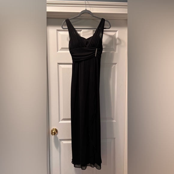 Beautiful black dress for your next wedding or formal event. - Picture 1 of 4